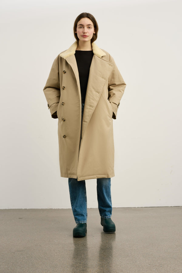 Dame i en stilren beige frakk fra MEOTINE, perfekt for enhver anledning. Kvalitet og komfort i ett.