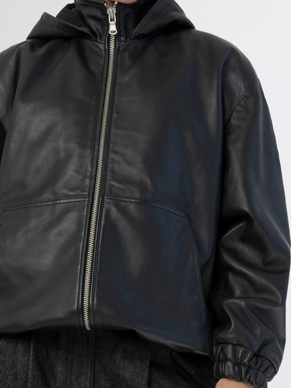 MEOTINE: Stilig svart lærjakke med hette og glidelås, perfekt for enhver anledning.