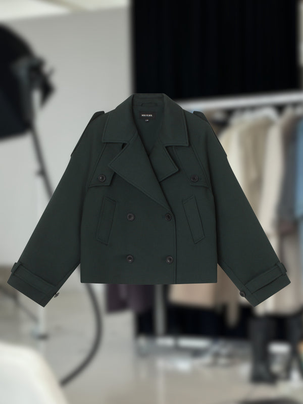 Stilig grønn jakke fra MEOTINE, perfekt for dame som ønsker en moderne og tidløs look.