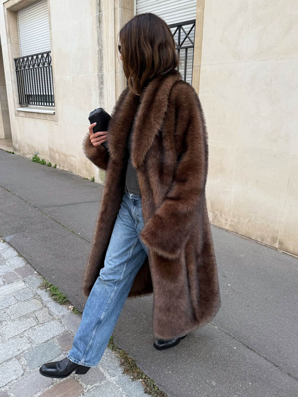 Dame i en stilfull pelsjakke fra MEOTINE, perfekt for en trendy og elegant look. Kombineres med jeans for et moderne uttrykk.