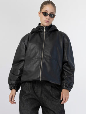 Modell iført svart skinnjakke fra MEOTINE, med solbriller og stilige bukser.