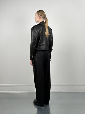 Dame i en stilren, svart skinnjakke fra MEOTINE, perfekt for en moderne og trendy look.