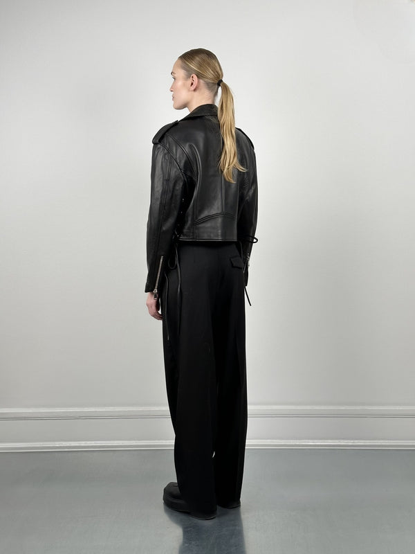 Dame i en stilren, svart skinnjakke fra MEOTINE, perfekt for en moderne og trendy look.
