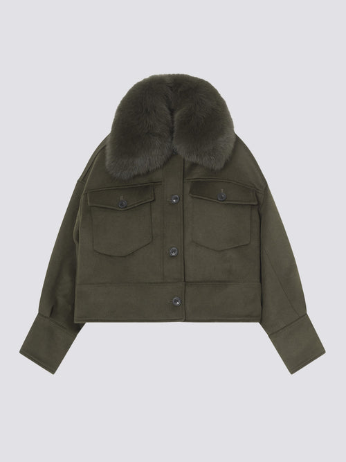 MEOTINE jakke i olivengrønn med pelskrage og lommer, perfekt for stilige høstdager.