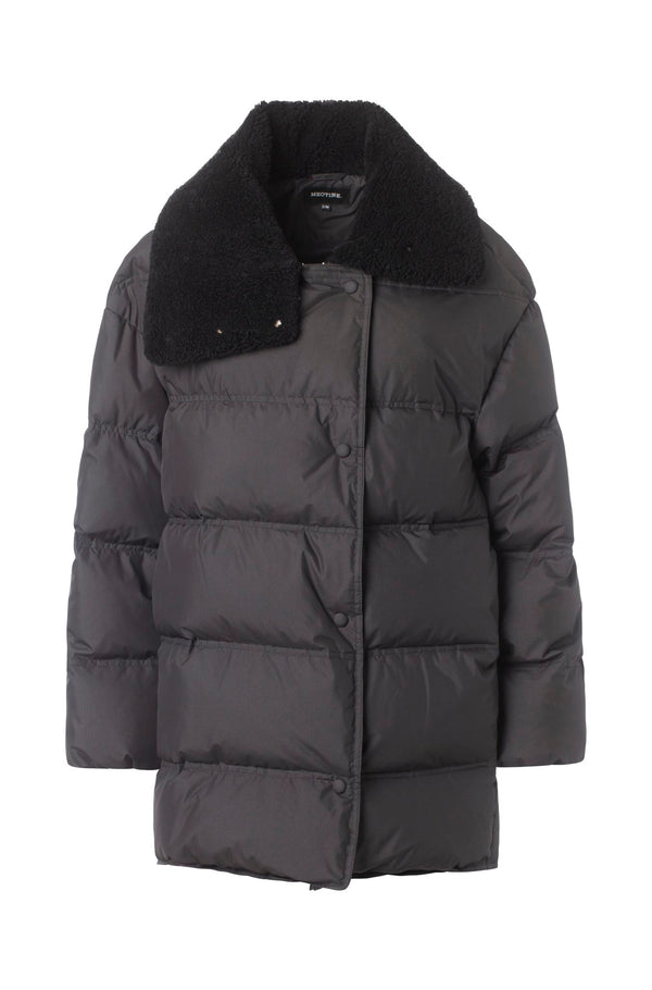 Stilig jakke fra MEOTINE, perfekt for dame. Den har en myk krage og gir en moderne look. Ideell for kalde dager.
