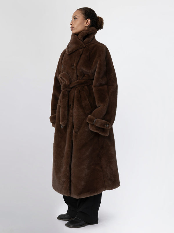 MEOTINE brun pelsjakke med belte, elegant og moderne design for enhver anledning.