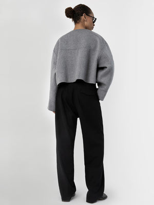 Modellen viser en grå MEOTINE-jakke med brede bukser, perfekt for en moderne stil.