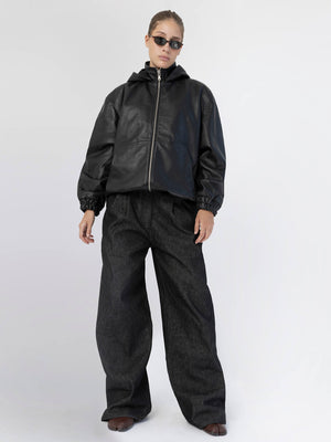 Modellen iført MEOTINE skinnjakke og vide bukser, med solbriller for en moderne stil.