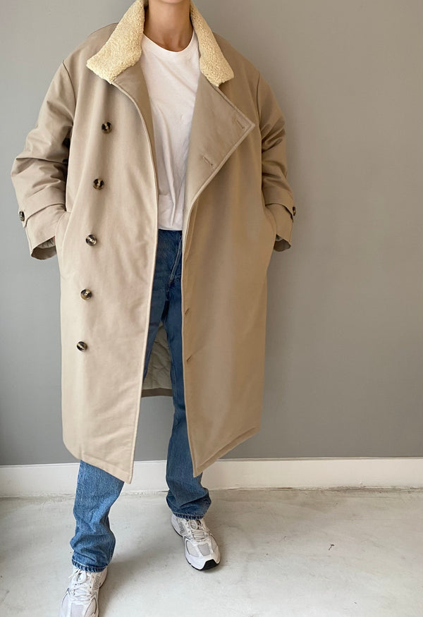 Dame i en stilren beige frakk fra MEOTINE, perfekt for høst og vinter. Kvalitet og komfort i ett.