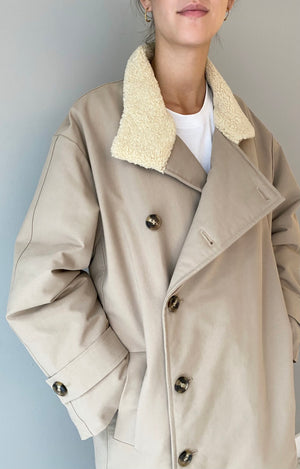 Dame i en stilren beige jakke med myk krage fra MEOTINE, perfekt for enhver anledning.