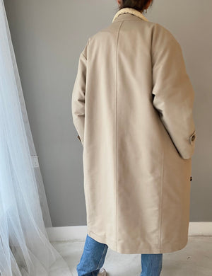 Dame i en stilren beige jakke fra MEOTINE, perfekt for enhver anledning. Kvalitet og design i fokus.