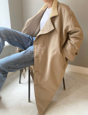 Stilig beige jakke fra MEOTINE, perfekt for dame som ønsker en moderne og komfortabel look.
