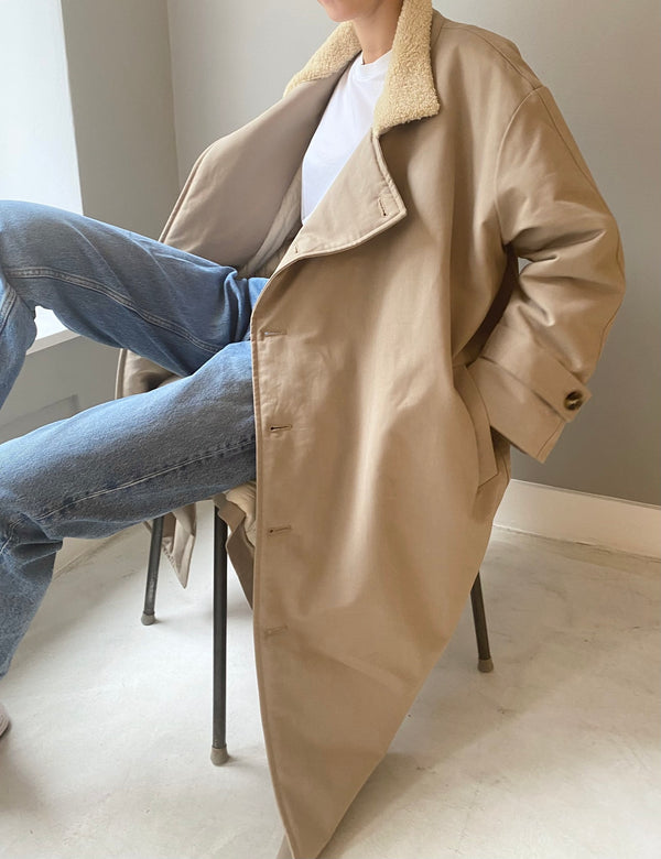 Stilig beige jakke fra MEOTINE, perfekt for dame som ønsker en moderne og komfortabel look.