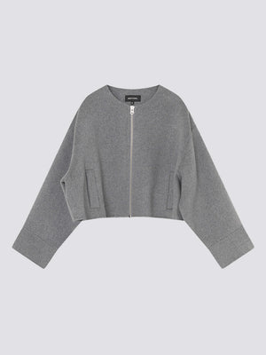 Grå jakke fra MEOTINE med kort design og brede ermer, perfekt for stilige antrekk.