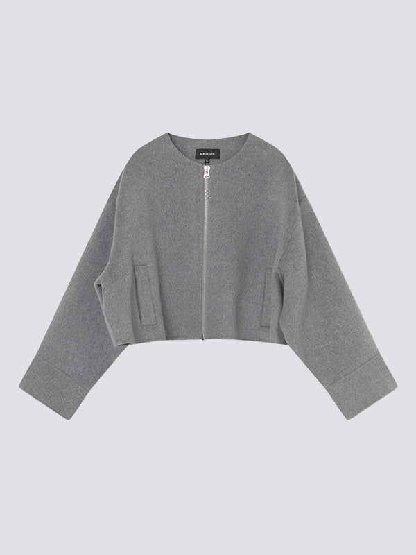 Grå jakke fra MEOTINE med kort design og brede ermer, perfekt for stilige antrekk.