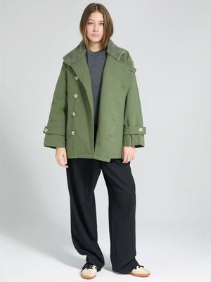 Dame i en stilren grønn jakke fra MEOTINE, perfekt for en moderne og trendy look. Kvalitet og komfort i ett.