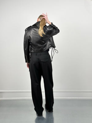 Stilig dame i en svart skinnjakke fra MEOTINE, perfekt for en moderne og trendy look.