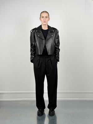Dame i en stilren skinnjakke fra MEOTINE, perfekt for en moderne og trendy look. Kvalitet og stil i ett.