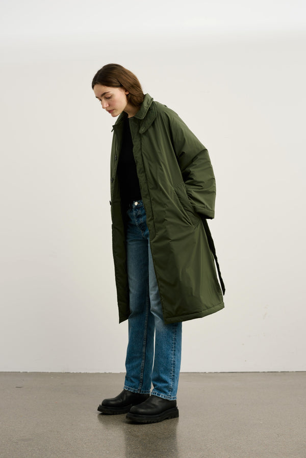 Dame i en stilren, grønn jakke fra MEOTINE, perfekt for høst- og vintermote. Kombineres enkelt med jeans.