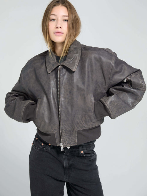 Dame i en stilren skinnjakke fra MEOTINE, perfekt for en moderne og trendy look. Kvalitet og komfort i ett.