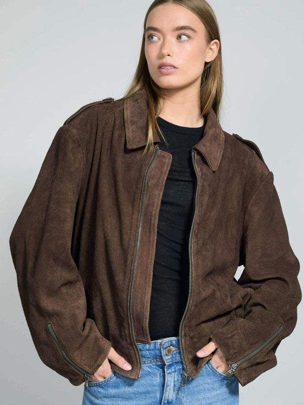 Dame i en stilren, brun skinnjakke fra MEOTINE, perfekt for enhver anledning. Kvalitet og komfort i ett.