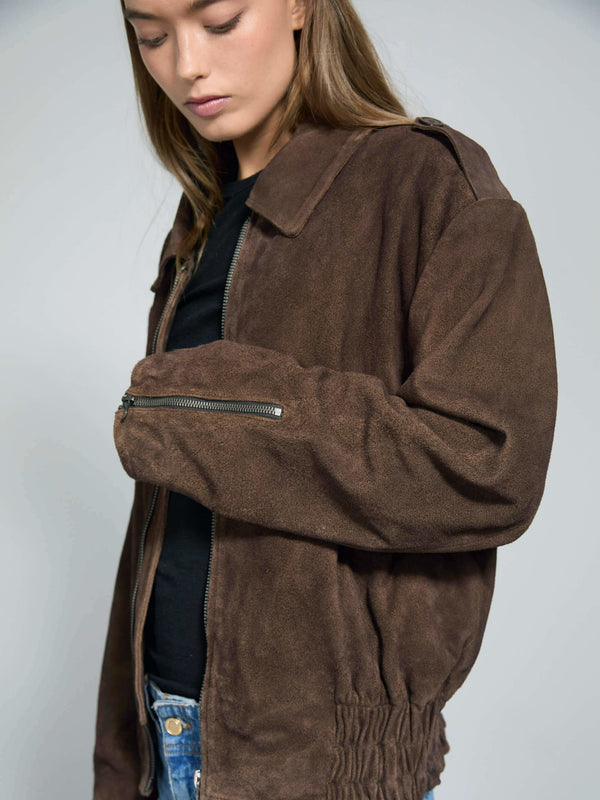 Dame i en stilren brun skinnjakke fra MEOTINE, perfekt for enhver anledning. Kvalitet og komfort i ett.