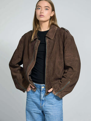 Dame i en stilren brun skinnjakke fra MEOTINE, perfekt for enhver anledning. Kvalitet og design i fokus.