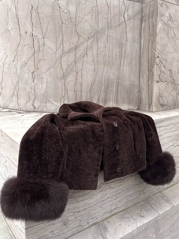 Klassisk brun skinnjakke fra MEOTINE med myke pelsdetaljer, perfekt for stilige damer.