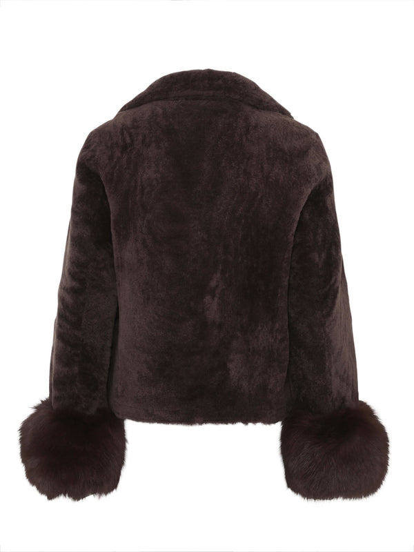 Dame i en stilren, mørk jakke med pelsdetaljer fra MEOTINE. Perfekt for en trendy og varm look.