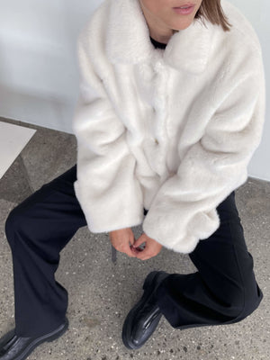 Dame i en stilren, hvit jakke fra MEOTINE, perfekt for en moderne og komfortabel look.