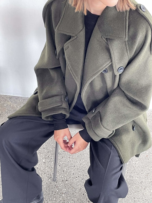 Dame i en stilren jakke fra MEOTINE, perfekt for høst og vinter. Kvalitet og komfort i ett.