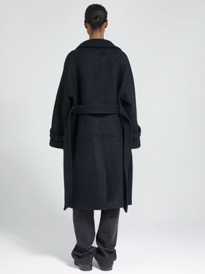 Elegant svart frakk fra MEOTINE, perfekt for dame som ønsker stil og komfort. Ideell for enhver anledning.