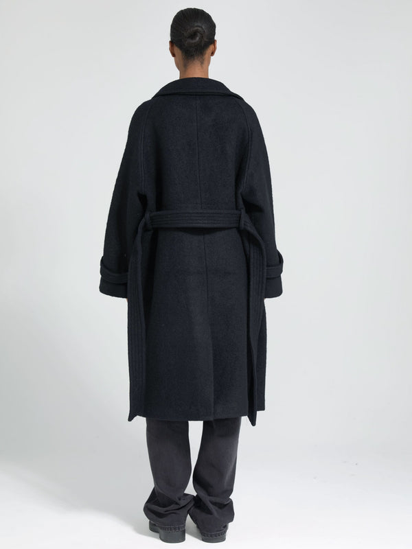 Elegant svart frakk fra MEOTINE, perfekt for dame som ønsker stil og komfort. Ideell for enhver anledning.