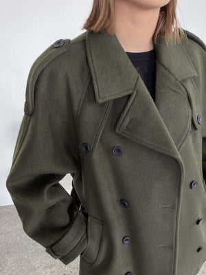 Dame i en stilren jakke fra MEOTINE, perfekt for høst og vinter. Kvalitet og design i fokus.