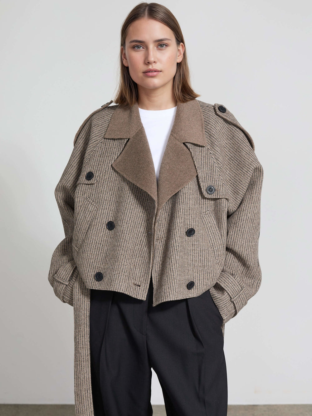 Dame i en stilren jakke fra MEOTINE, perfekt for enhver anledning med moderne snitt og kvalitet.