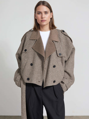 Dame i en stilren jakke fra MEOTINE, perfekt for enhver anledning med moderne snitt og kvalitet.