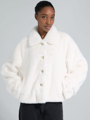 Klassisk hvit jakke fra MEOTINE, perfekt for dame som ønsker stil og komfort. Myk og trendy design.