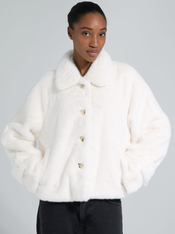 Klassisk hvit jakke fra MEOTINE, perfekt for dame som ønsker stil og komfort. Myk og trendy design.