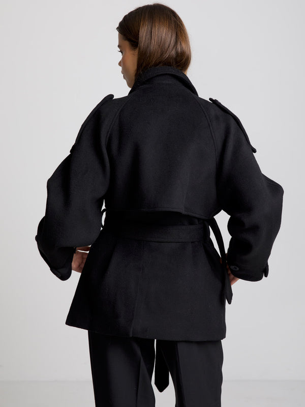 Elegant dame iført en svart jakke fra MEOTINE, perfekt for stilige anledninger. Kvalitet og komfort i ett.