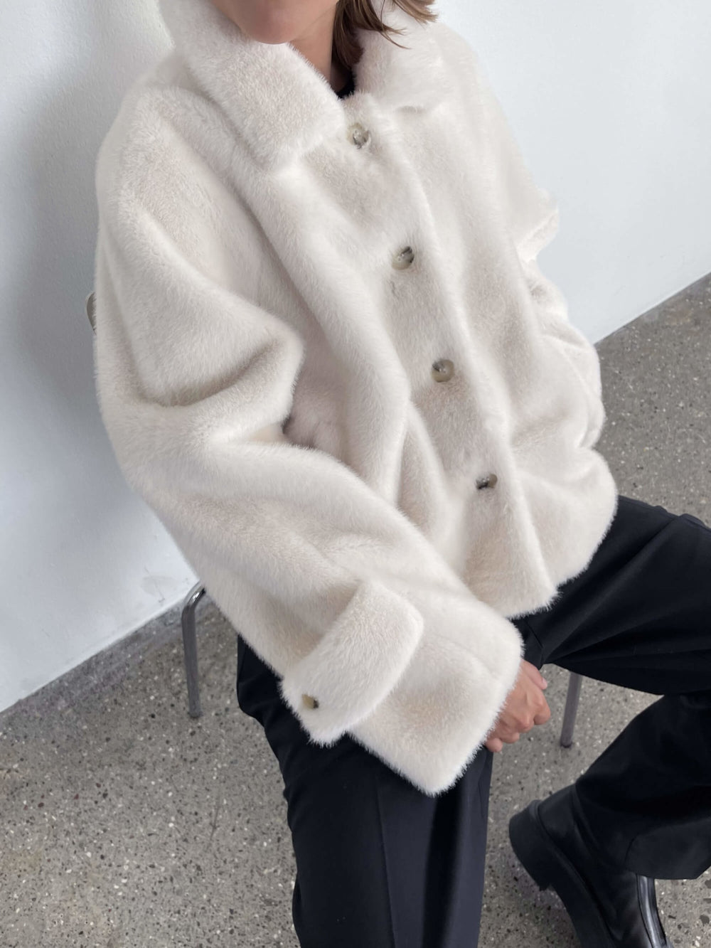 Klassisk hvit jakke fra MEOTINE, perfekt for dame som ønsker stil og komfort. Myk og trendy design.