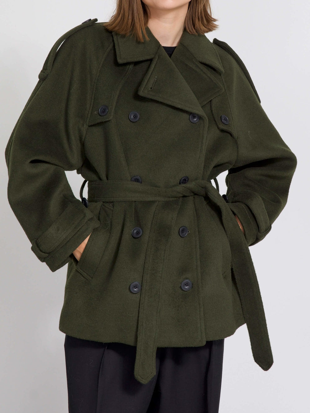 Dame i en stilren, grønn jakke fra MEOTINE, perfekt for høst- og vintermote. Kvalitet og komfort i ett.