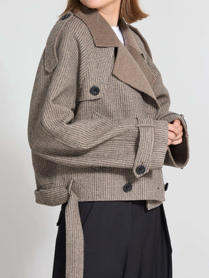 Dame i en stilren jakke fra MEOTINE, perfekt for høst og vinter. Kvalitetsmaterialer og moderne design.