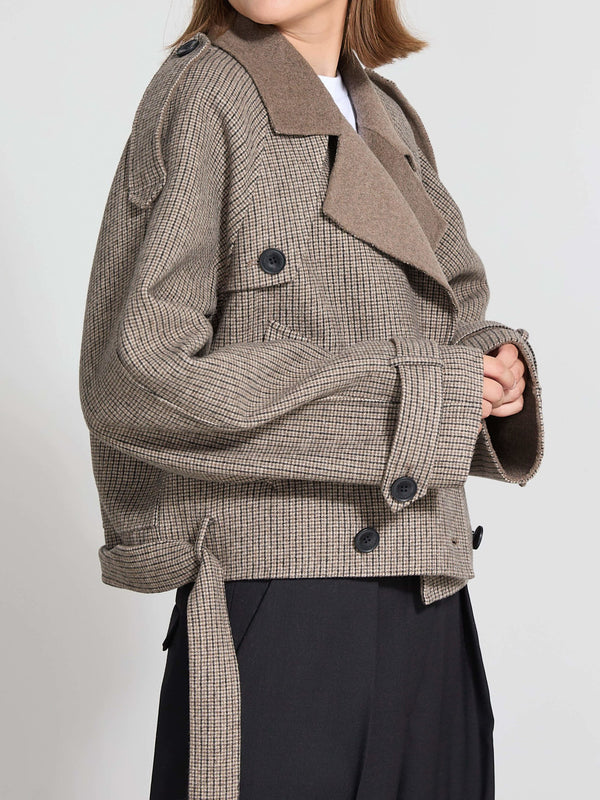 Dame i en stilren jakke fra MEOTINE, perfekt for høst og vinter. Kvalitetsmaterialer og moderne design.