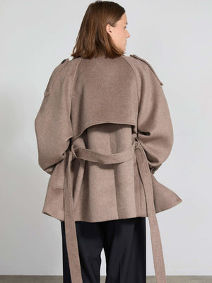 Elegant dame i en stilren jakke fra MEOTINE, perfekt for enhver anledning. Kvalitet og design i fokus.