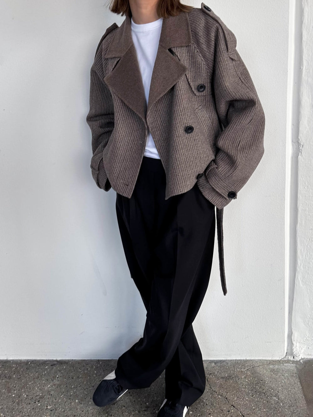 Dame i en stilren jakke fra MEOTINE, perfekt for enhver anledning med moderne snitt og kvalitet.