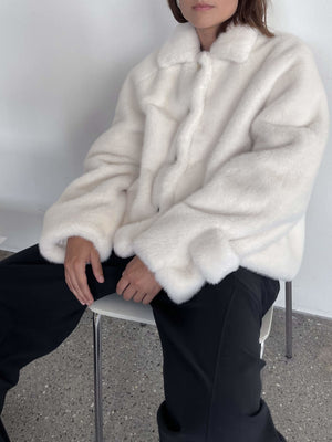 Dame i en stilren, hvit jakke fra MEOTINE, perfekt for en moderne og trendy look. Kvalitet og komfort i ett.