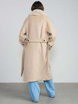 Elegant beige frakk med pelskrage fra MEOTINE, perfekt for en dame som ønsker stil og komfort.