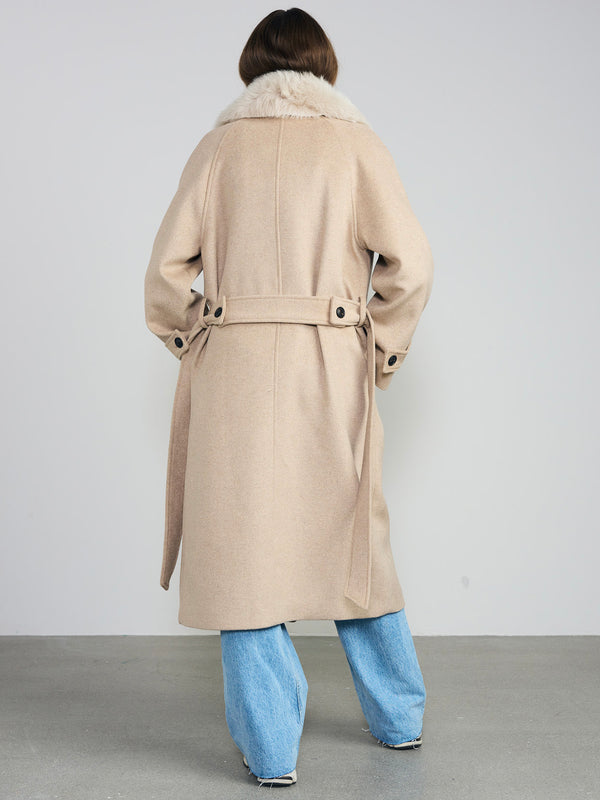 Elegant beige frakk med pelskrage fra MEOTINE, perfekt for en dame som ønsker stil og komfort.
