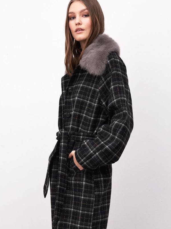 Dame i en stilren kåpe med pelskrage fra MEOTINE, perfekt for en trendy og varm look.