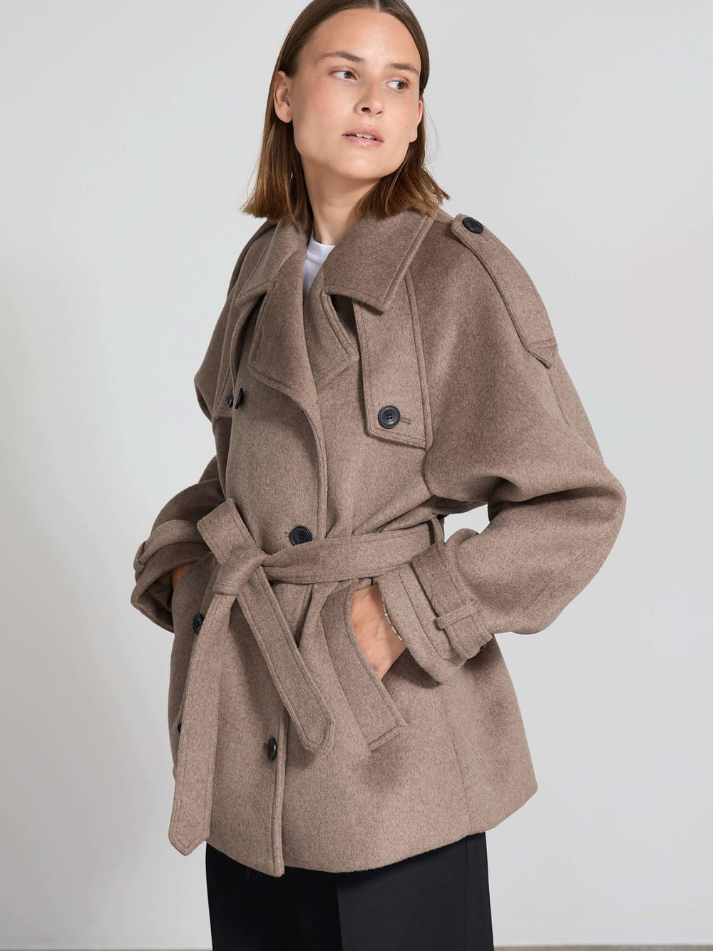 Stilig dame i en beige jakke fra MEOTINE, perfekt for høst og vinter. Kvalitet og komfort i ett.